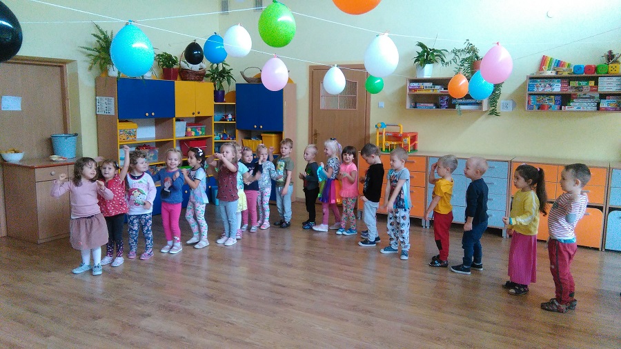 Grupa Sikorki podczas zabaw z okazji Dnia Przedszkolaka.