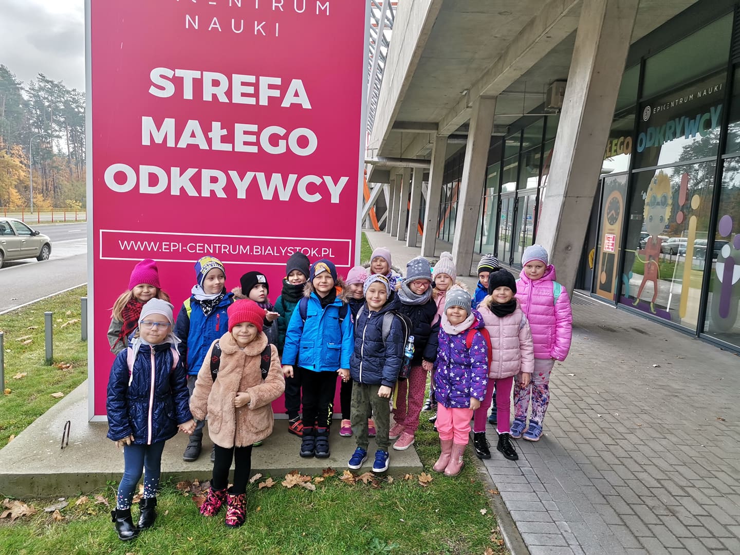 Gromadka dzieci na tle budynku Epicentrum w Białymstoku w Strefie Małego Odkrywcy.