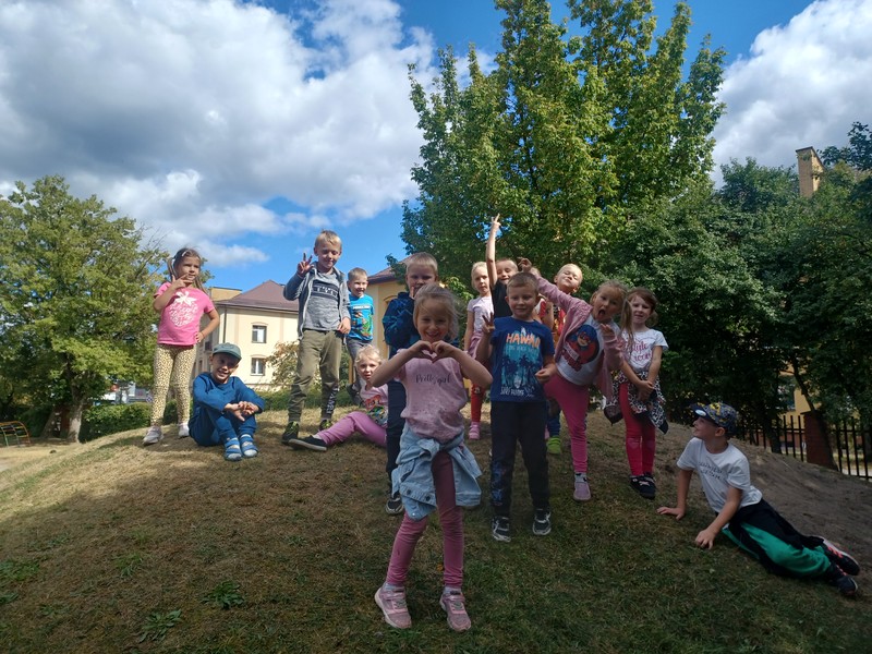 Grupa dzieci w ogrodzie przedszkolnym.