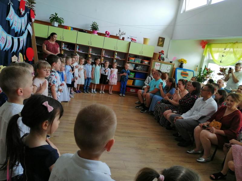 dzieci stoją przed rodzicami podczas przedstawienia